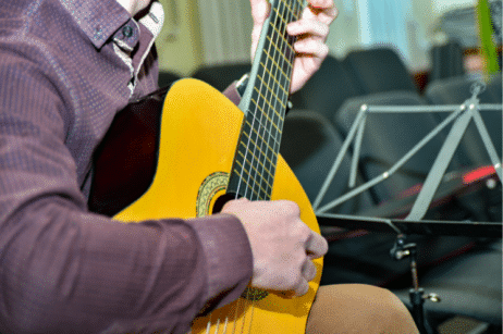 cours de musique en ligne jouer des arpèges à la guitare unizic